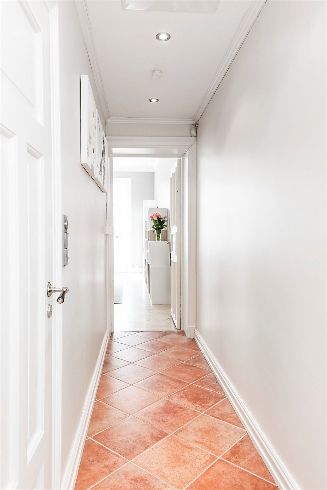 Mellomgang med fliser og varme i gulv. Downlights i tak. Galleribilde