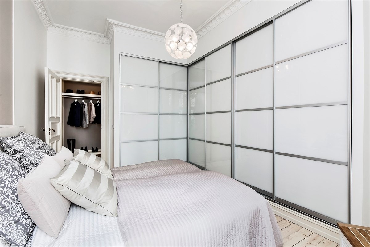 Soverom 1: Godt med oppbevaringsplass i stor skyvedørsgarderobe. Galleribilde