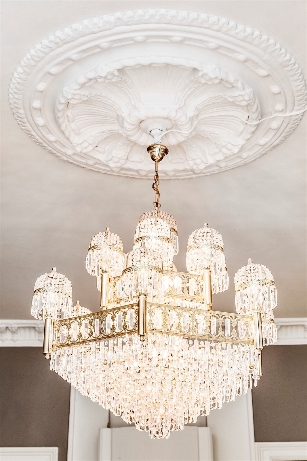 Rosett og stukkatur finner vi i begge stuene. Galleribilde