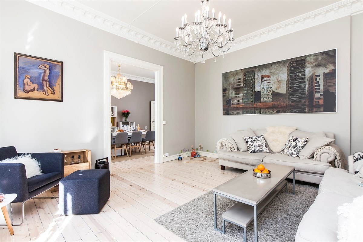 Lekker og romslig stue med god plass til sofagruppe, tv-seksjon og øvrig ønsket møblement. Galleribilde