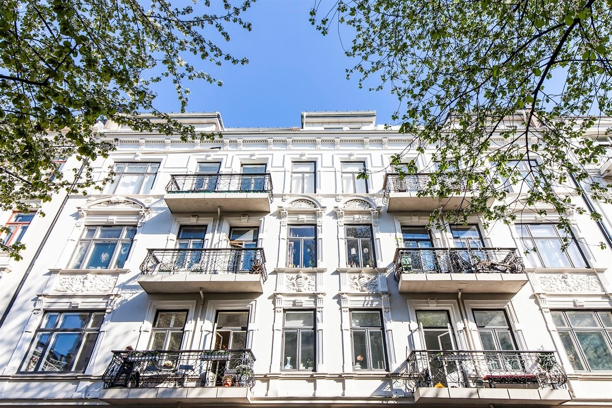 Fasadebilde av Frydenlundgata 17 - Flott klassisk gård som er godt vedlikeholdt med flott utsmykket fasade. Galleribilde