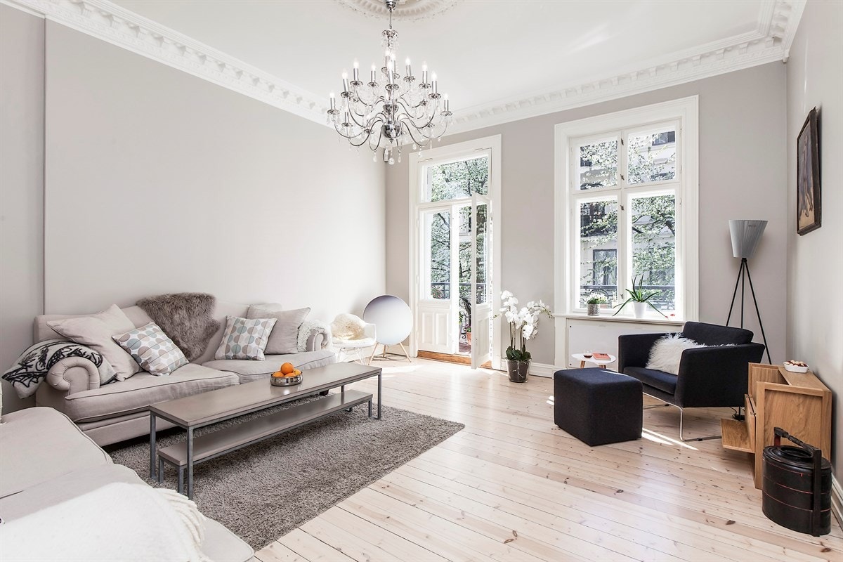 Leiligheten er malt i delikate farger og har pene, originale tregulv. Galleribilde