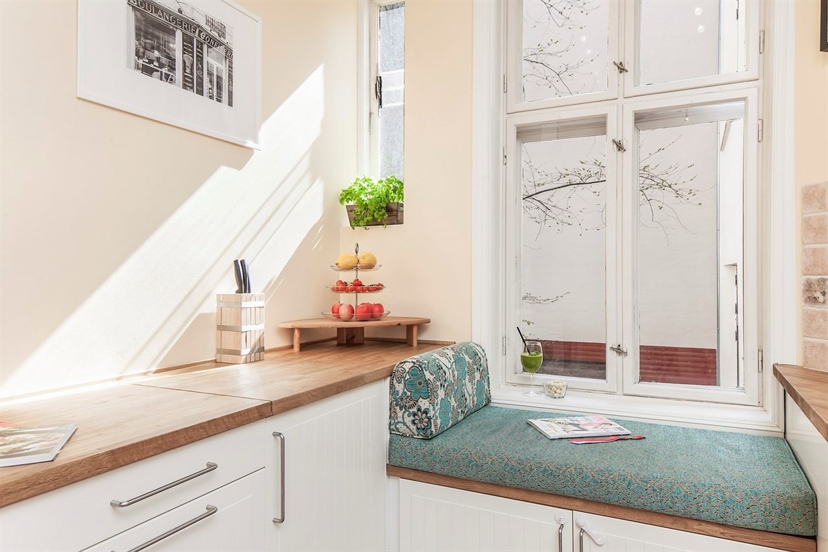 Fin sitteplass ved vinduet som er perfekt for sosiale stunder under matlagingen. Galleribilde