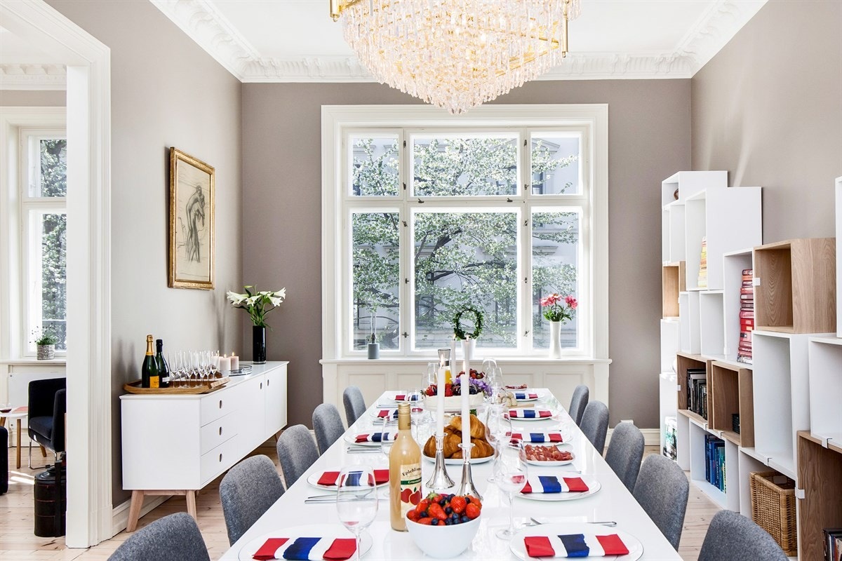 Dette er en innholdsrik leilighet på 106 kvadratmeter. Leiligheten ligger i gårdens 2.etasje, i et veldrevet og hyggelig sameie. Galleribilde