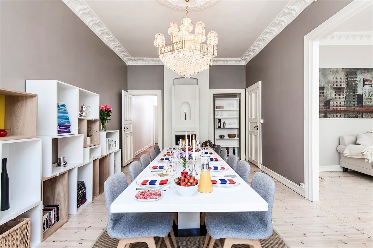 Fantastisk spisestue med plass til stort spisebord og stoler. Galleribilde