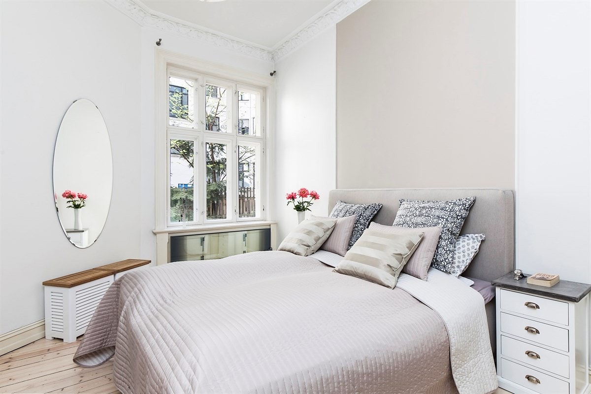 Soverom 1: Stort og lyst soverom med plass til dobbeltseng og nattbord. Galleribilde