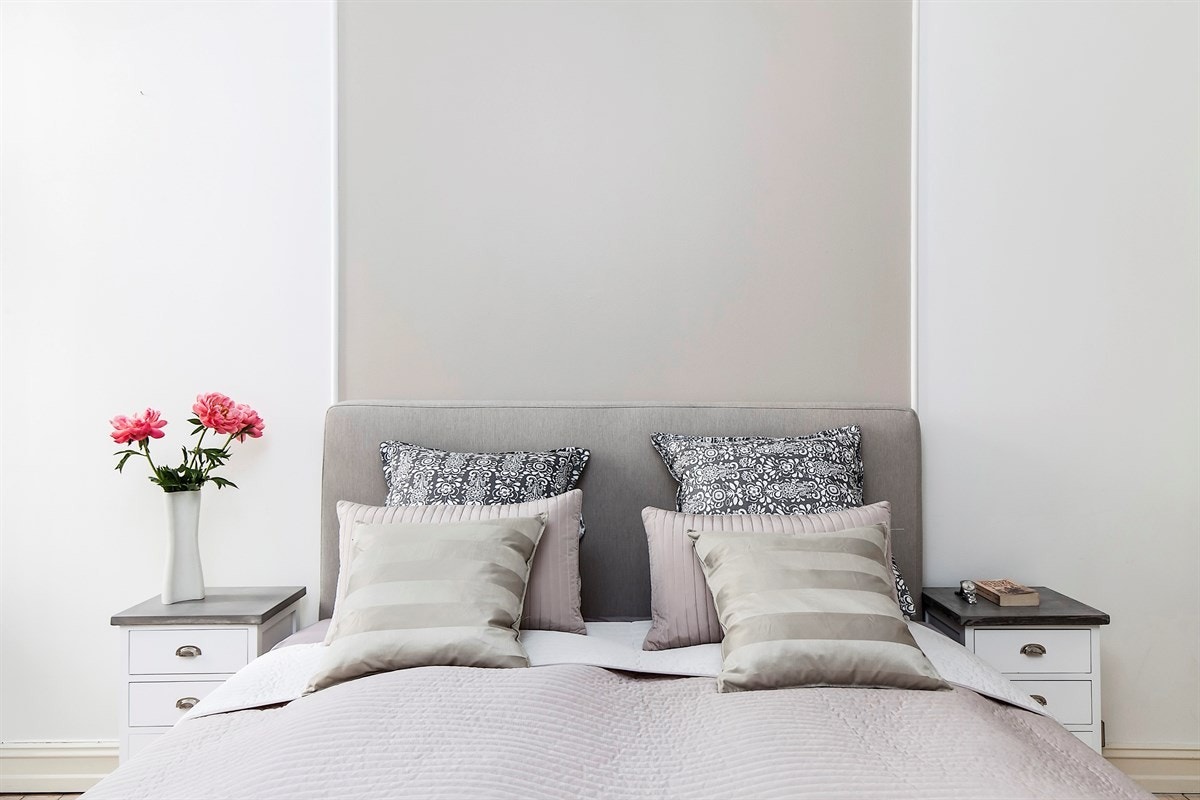 Soverom 1: Begge soverommene i leiligheten er vendt ut mot den rolige bakgården. Galleribilde