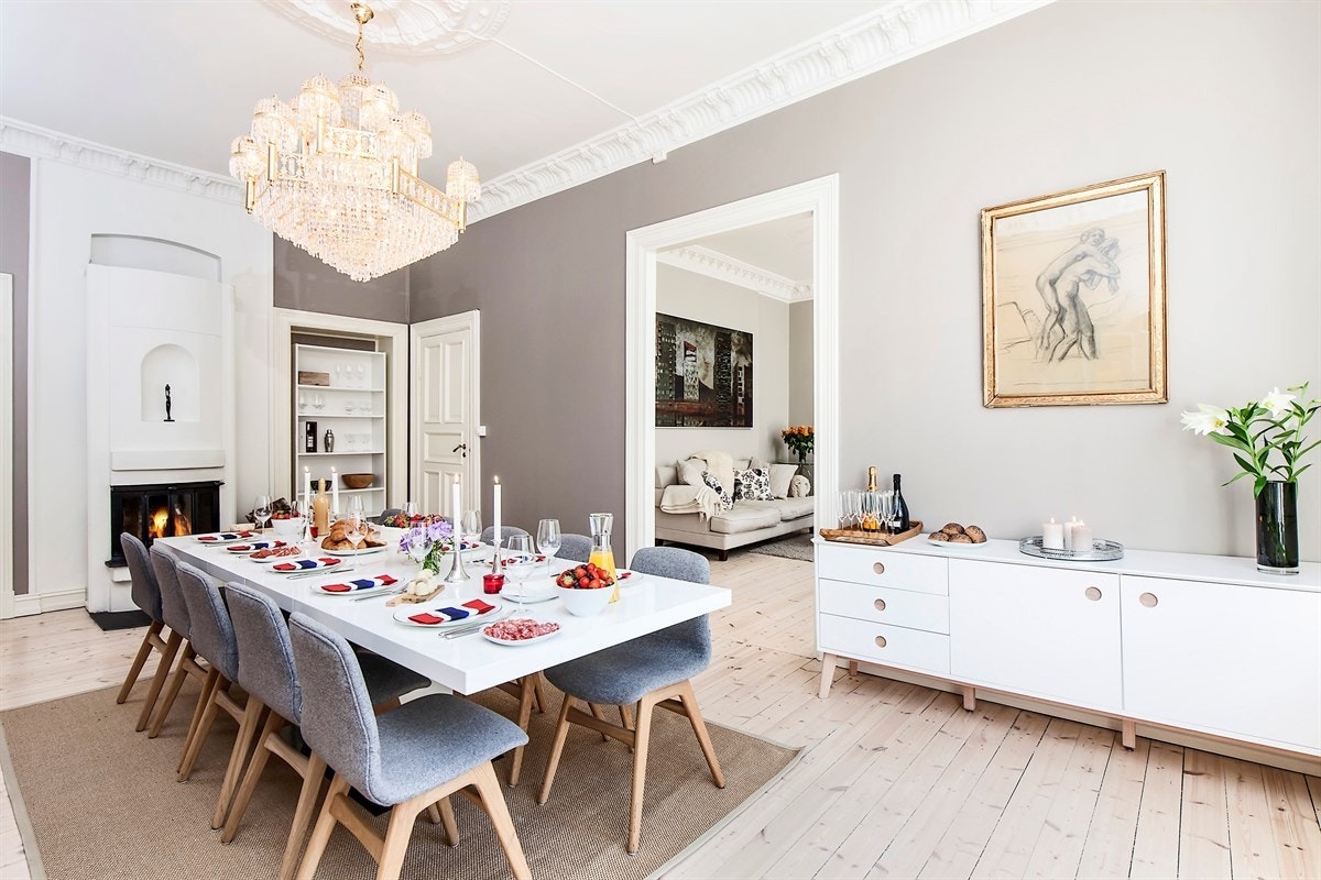 Sentralt i rommet er det en hyggelig peis som varmer godt på kalde vinterdager. Galleribilde