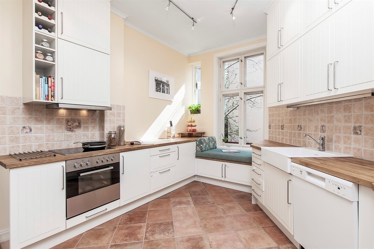 Leiligheten har et pent og tidsmessig kjøkken med rikelig skap- og benkeplass. Lyse fronter og heltre benkeplate. Galleribilde