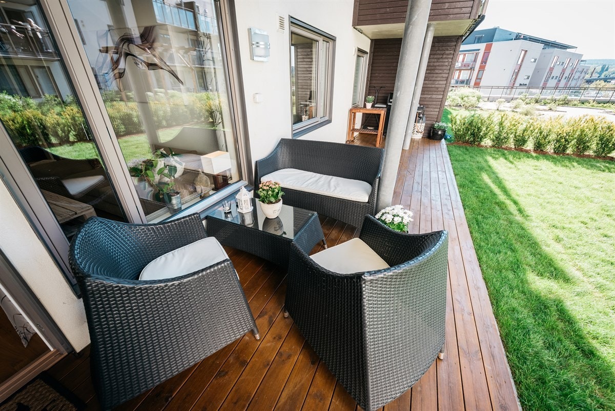 Markterrasse på ca. 20 kvm med plass til utemøblement og grill Galleribilde