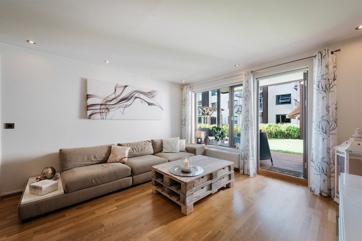 Fra stuen er det utgang til et meget pent opparbeidet uteområde Galleribilde