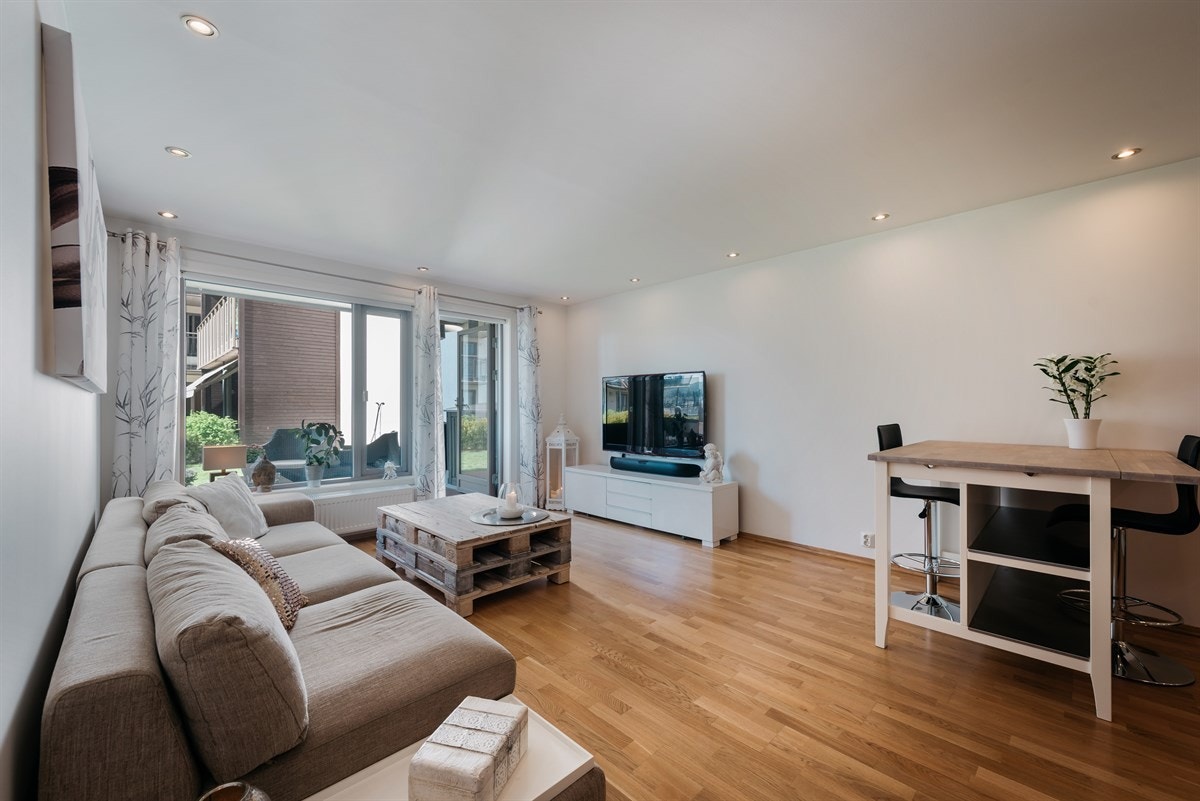 Stuen har god plass til salong, tv-møblement og spiseplass tilknyttet kjøkkenet Galleribilde