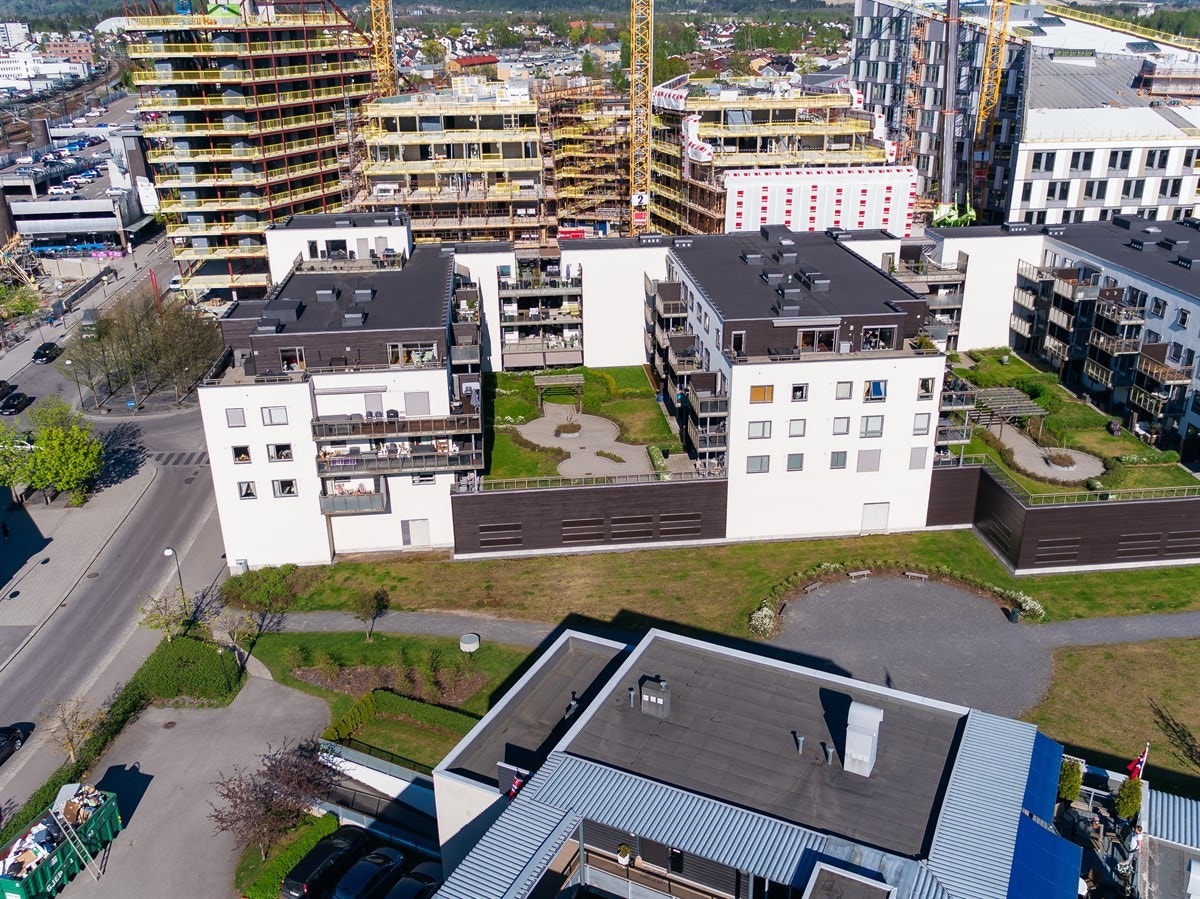 Leiligheten ligger i Lillestrøm Syd, med Rema1000 i 1.etasje og kort gange til togstasjon, pulserende byliv og flotte rekreasjonsområder Galleribilde