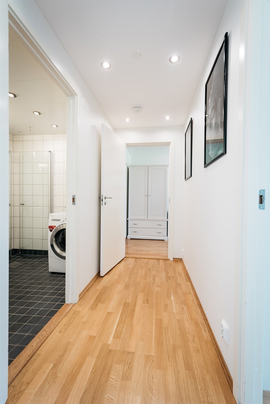 Gang - leiligheten er gjennomgående holdt i lyse tidsriktige farger og materialvalg Galleribilde