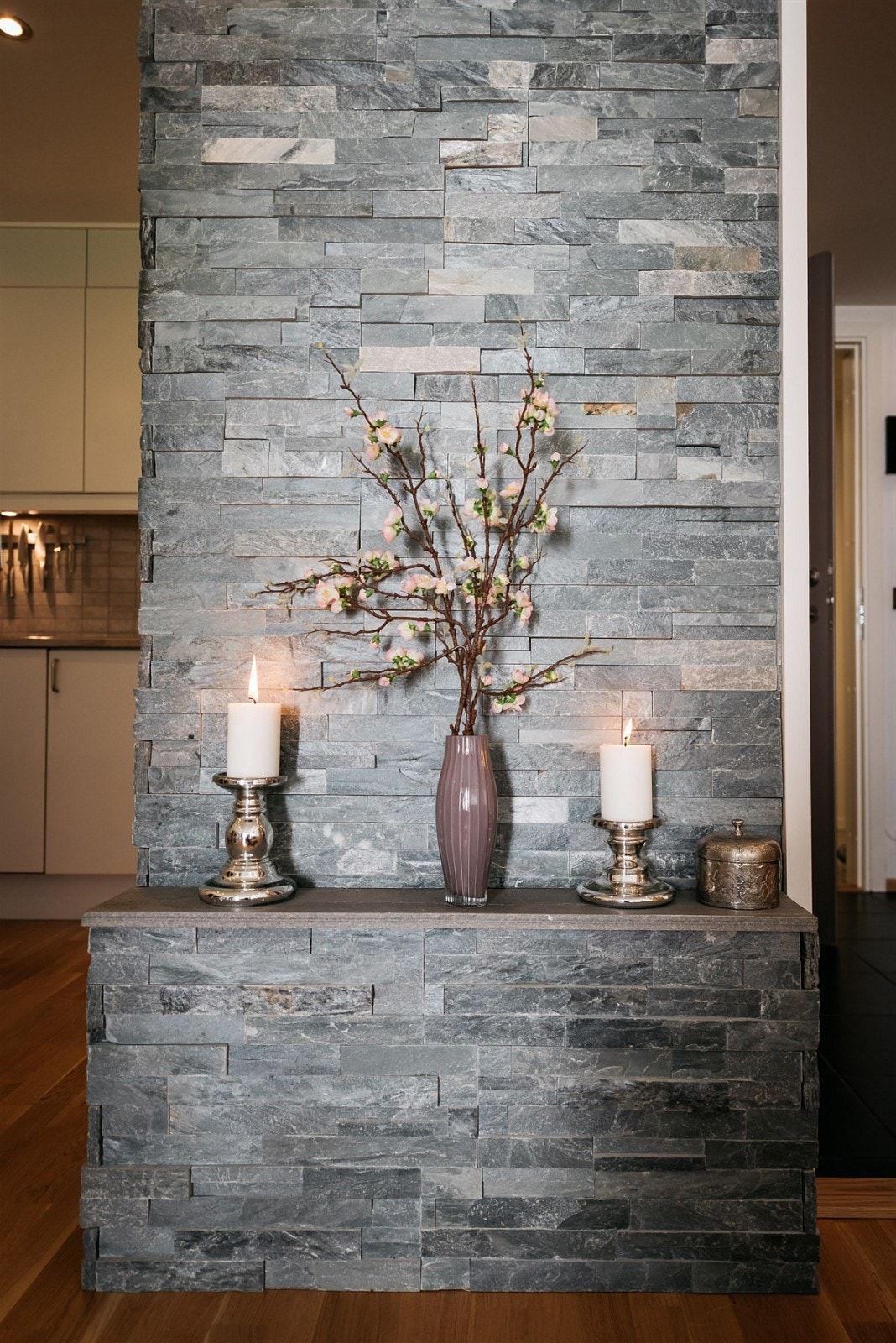 Kontrastvegg med stilig fasadestein mot kjøkken/entre Galleribilde