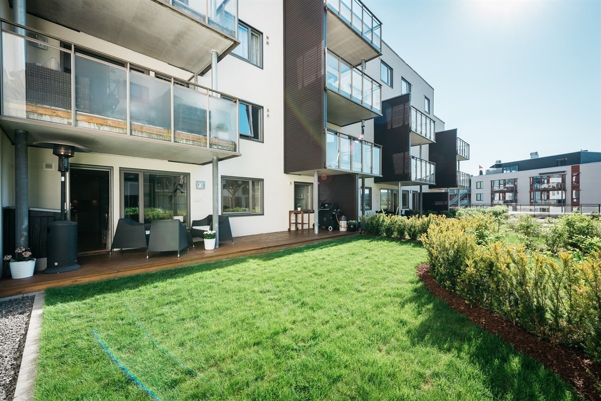 HOME Eiendomsmegler har gleden av å presentere en meget pen 3-roms selveierleilighet i Kanalveien 9 - Garasjeplass - Ca. 50 kvm uteområde - Kort gange til alt! Galleribilde