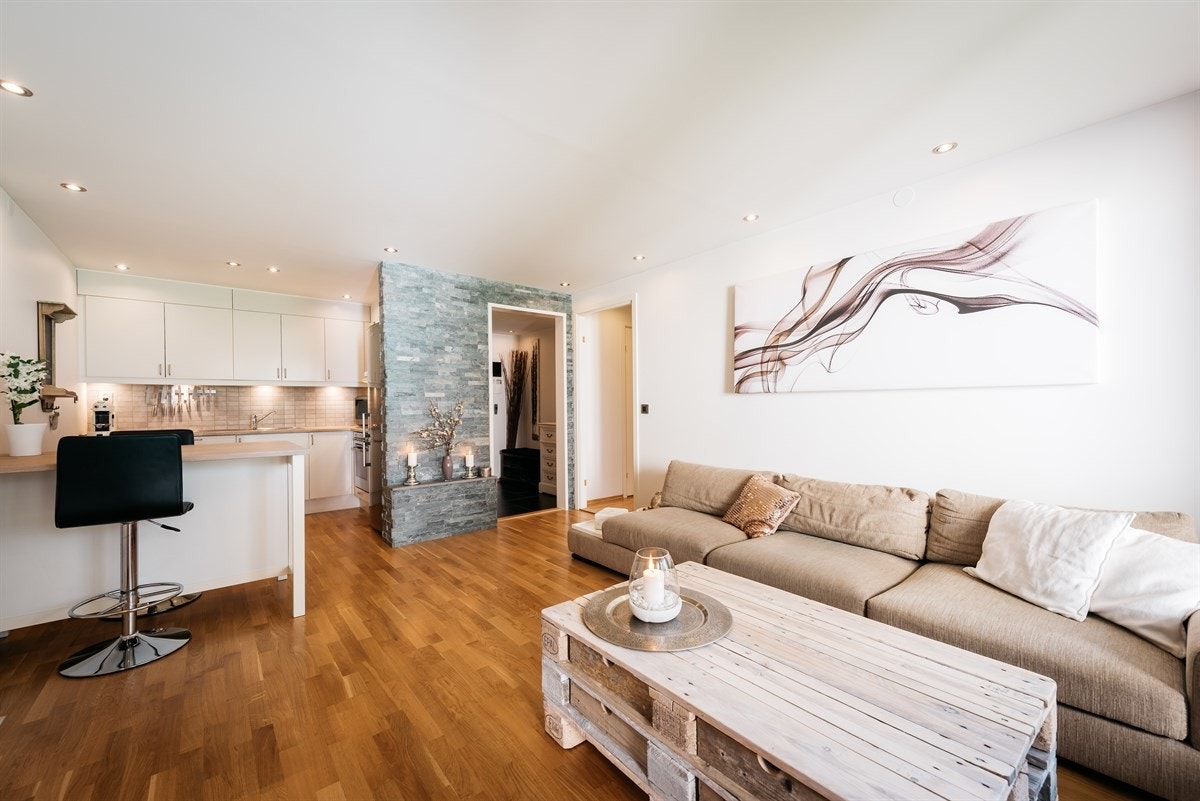 Leiligheten har en meget praktisk åpen stue-/kjøkkenløsning Galleribilde