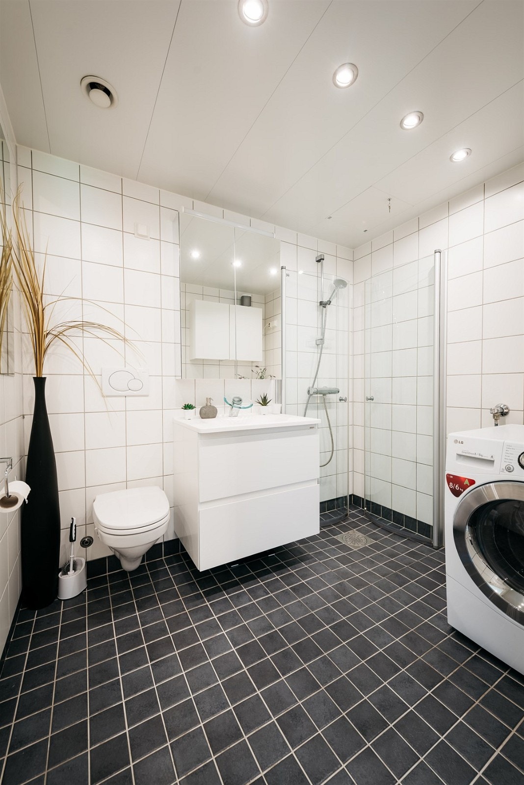 Vegghengt wc, ny baderomsinnredning dusjhjørne med innfellbare glassvegger og opplegg for vaskemaskin Galleribilde