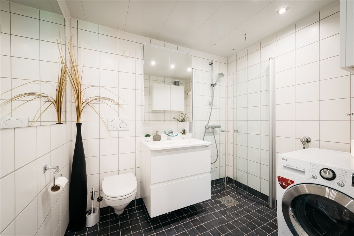 Helflislagt bad med varmekabler i gulv og downlights i himling Galleribilde