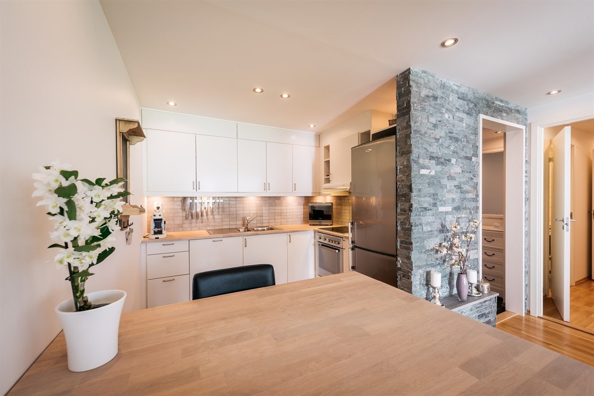 Arealeffektiv kjøkkenløsning med mye skap- og benkeplass Galleribilde