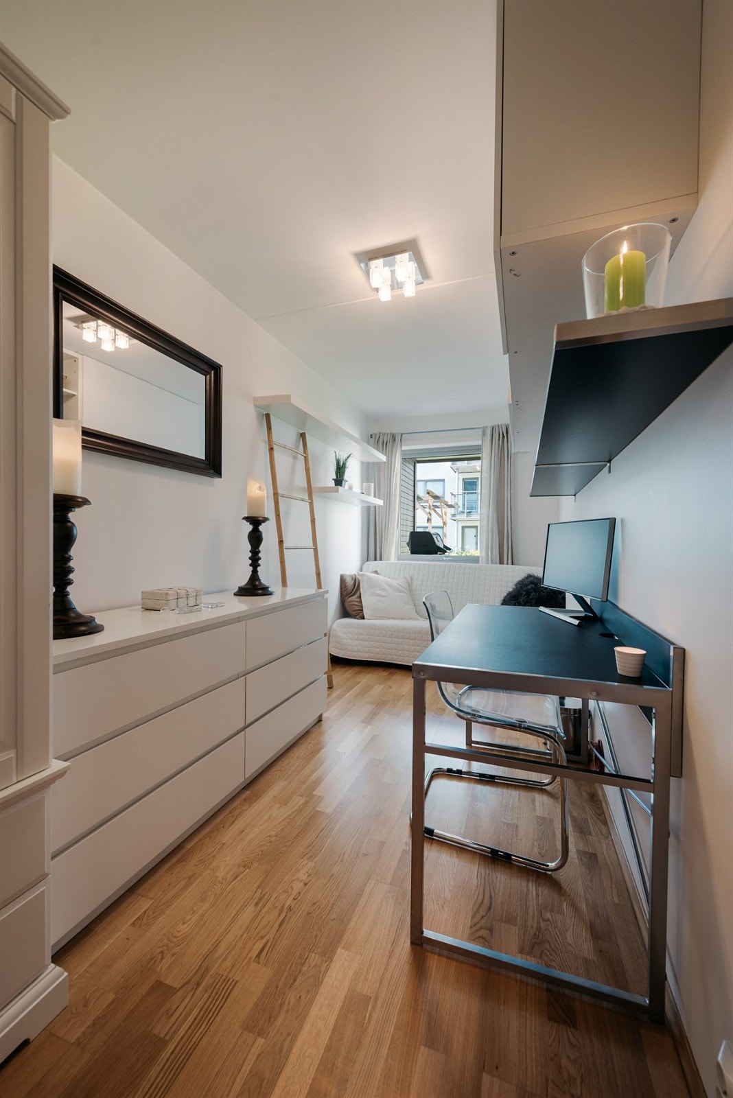 Soverom 2 med seng, garderobe, innredning og en liten kontorløsning Galleribilde