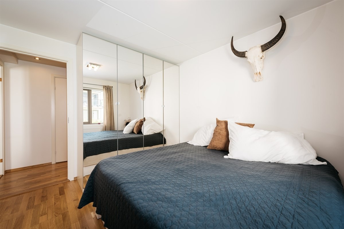 Garderobeløsning med speilfronter Galleribilde