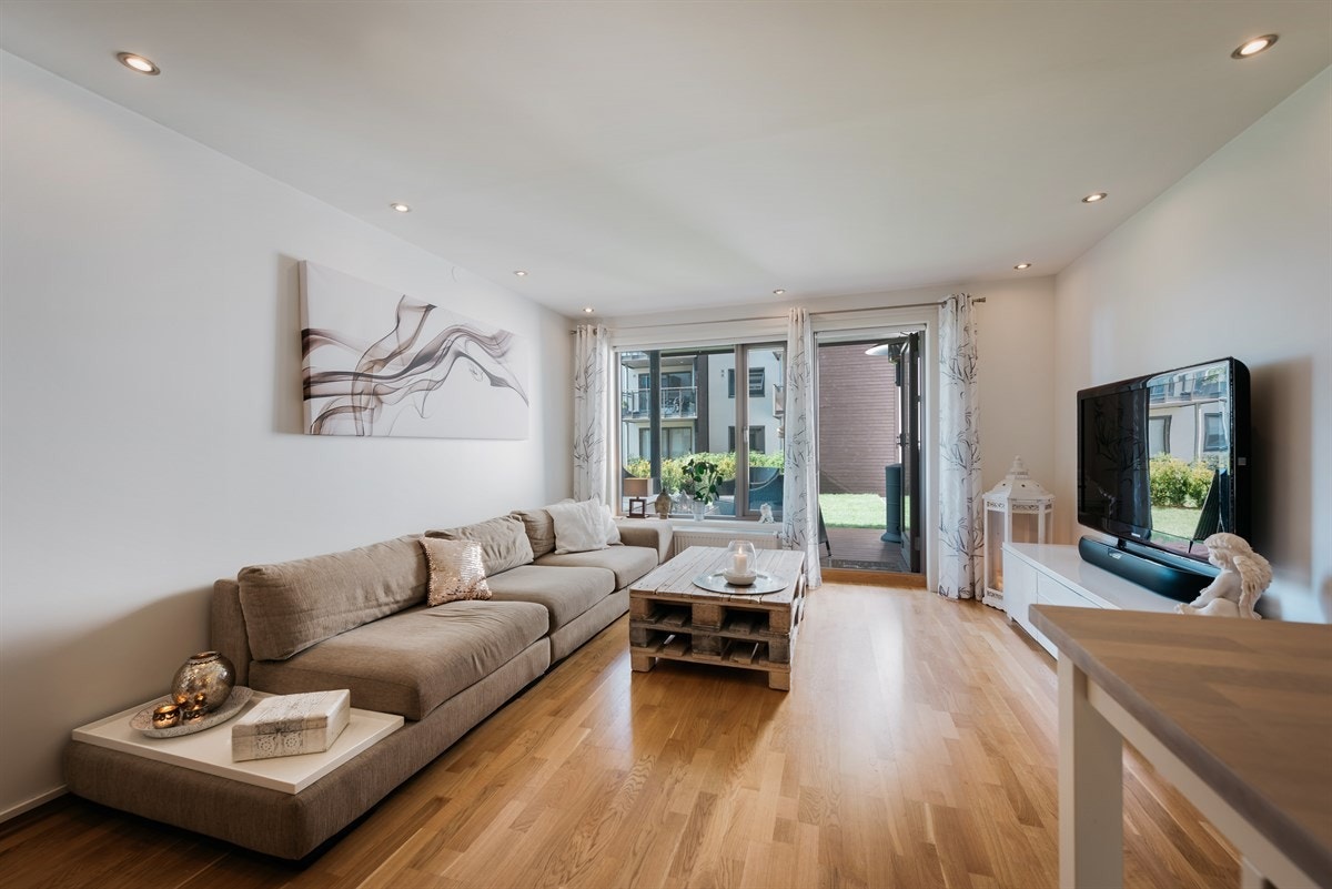 Sett bort fra soverommene, er hele leiligheten oppgradert med downlights i himling Galleribilde