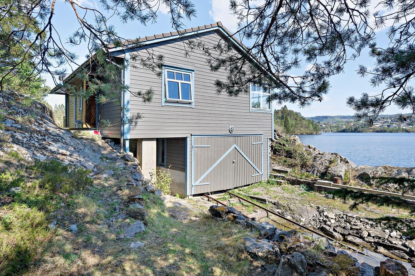 Det er laget til båtopptrekk inn i naustet. Galleribilde