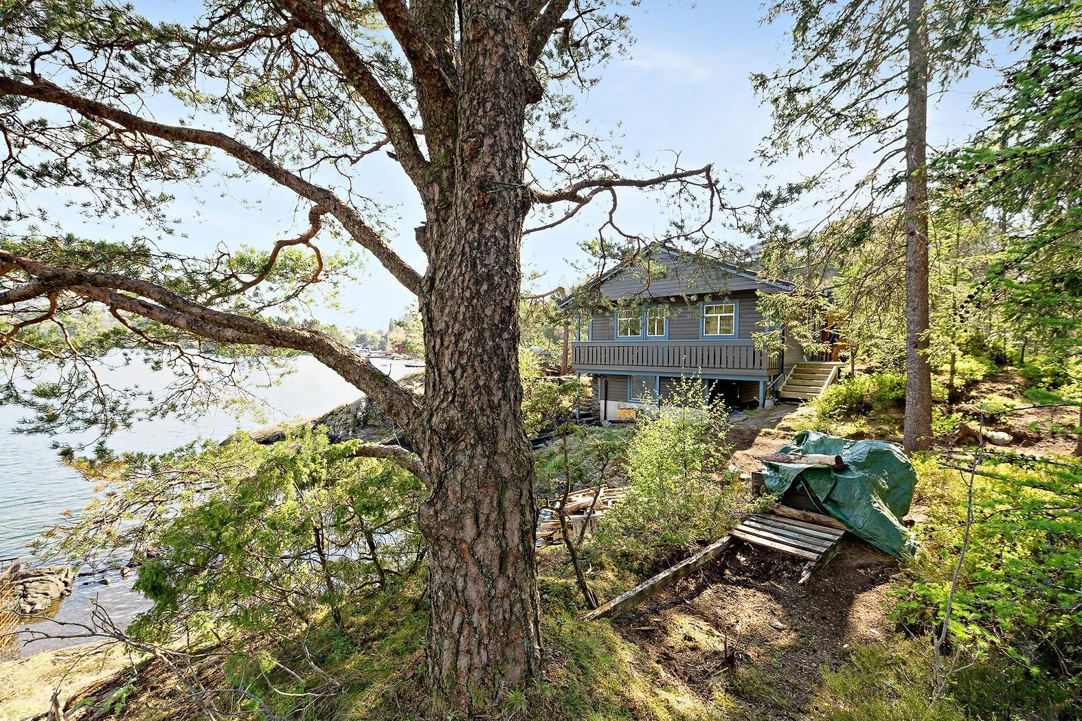 Tomten er pent opparbeidet med flere uteplasser som kan møbleres. Galleribilde