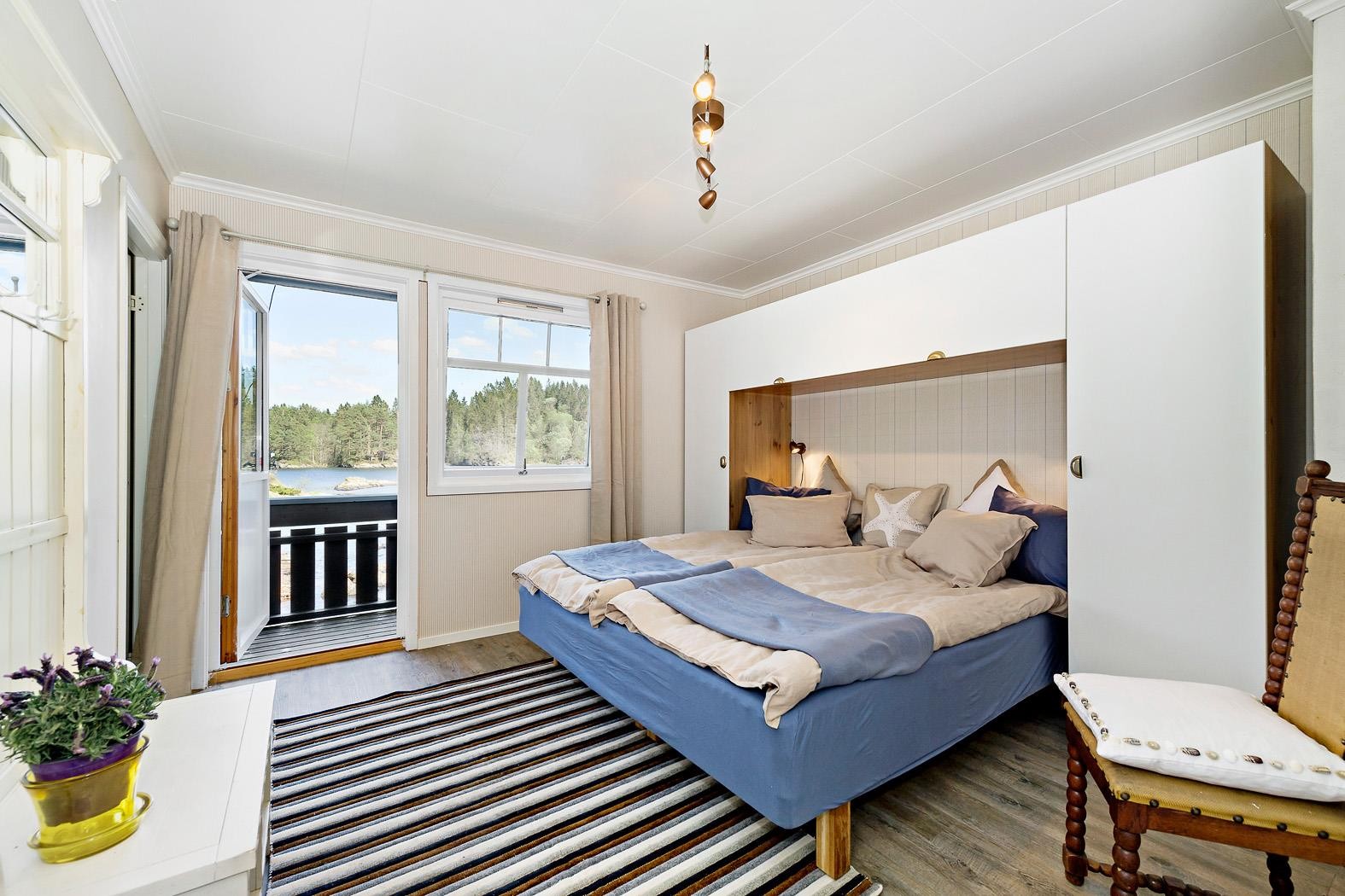 Fra hovedsoverommet har du utgang til solrik og tilbaketrukket balkong. Galleribilde