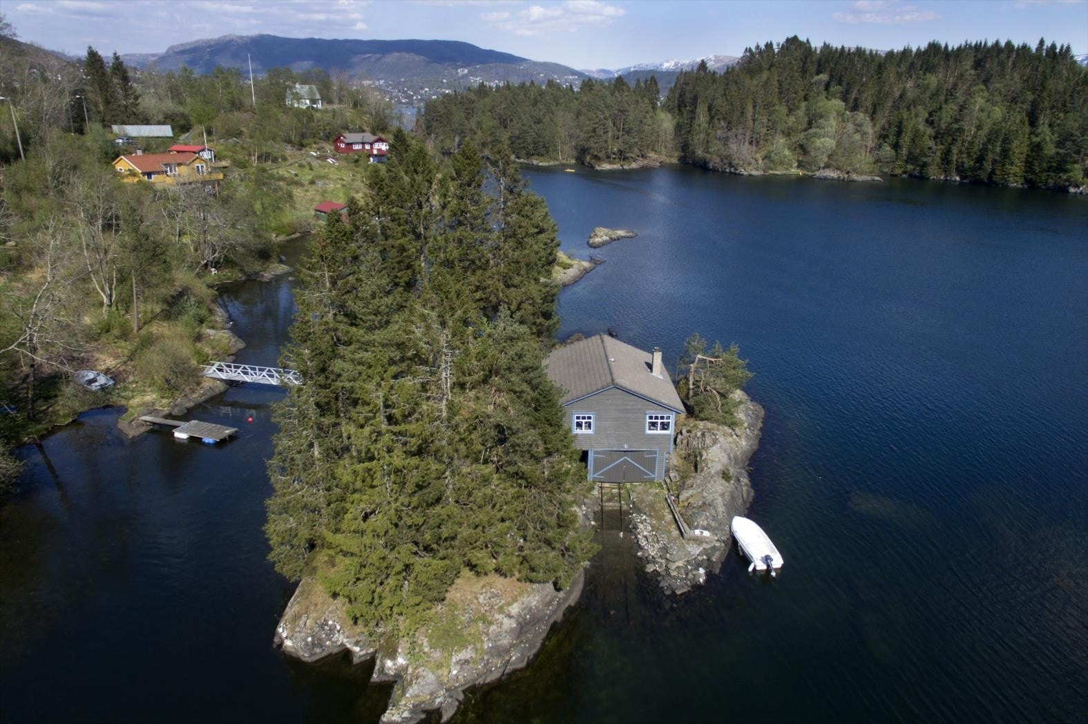 Under hytten er det laget naust. Galleribilde