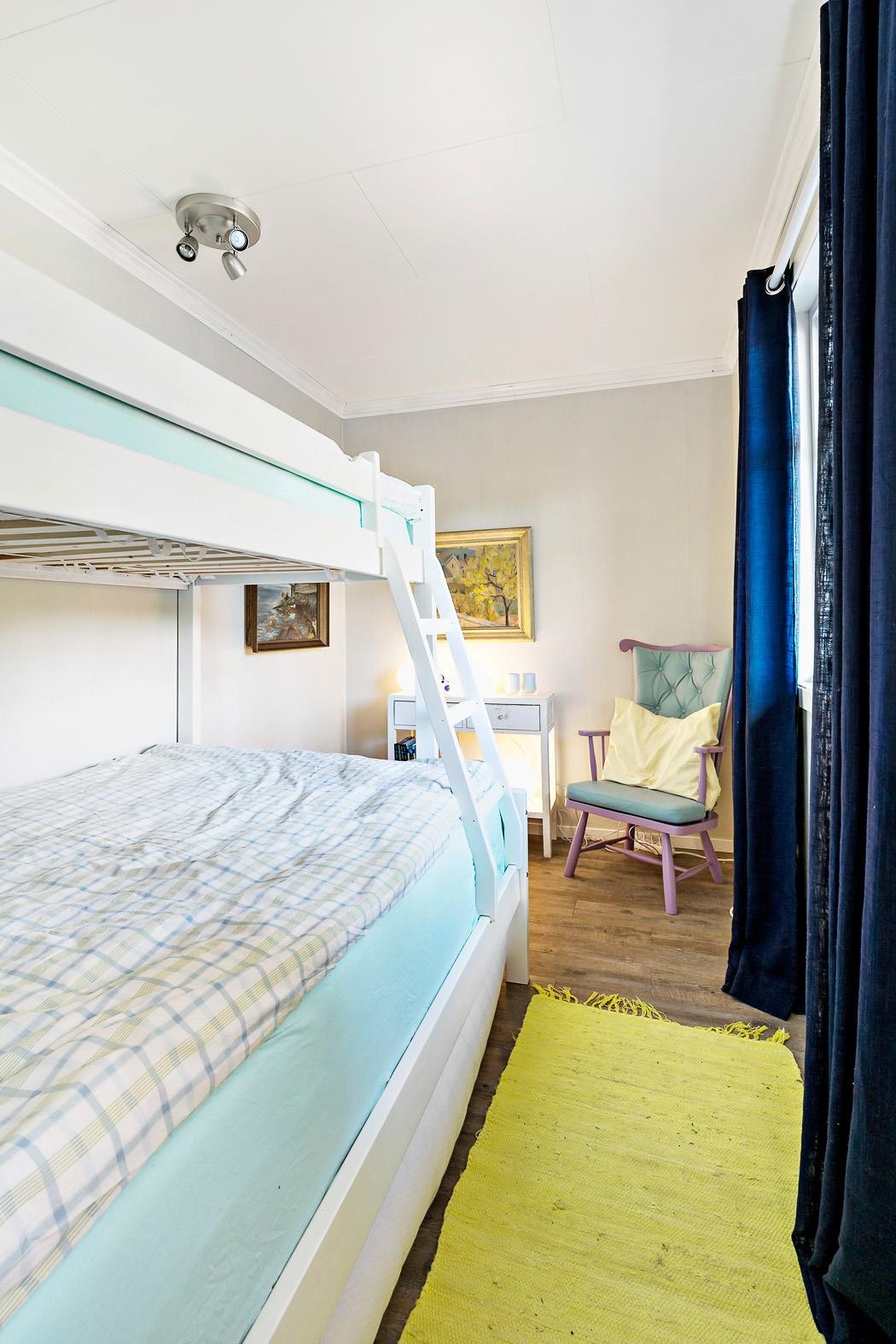 Boligens andre soverom er som resten, lys, trivelig og romslig. Galleribilde