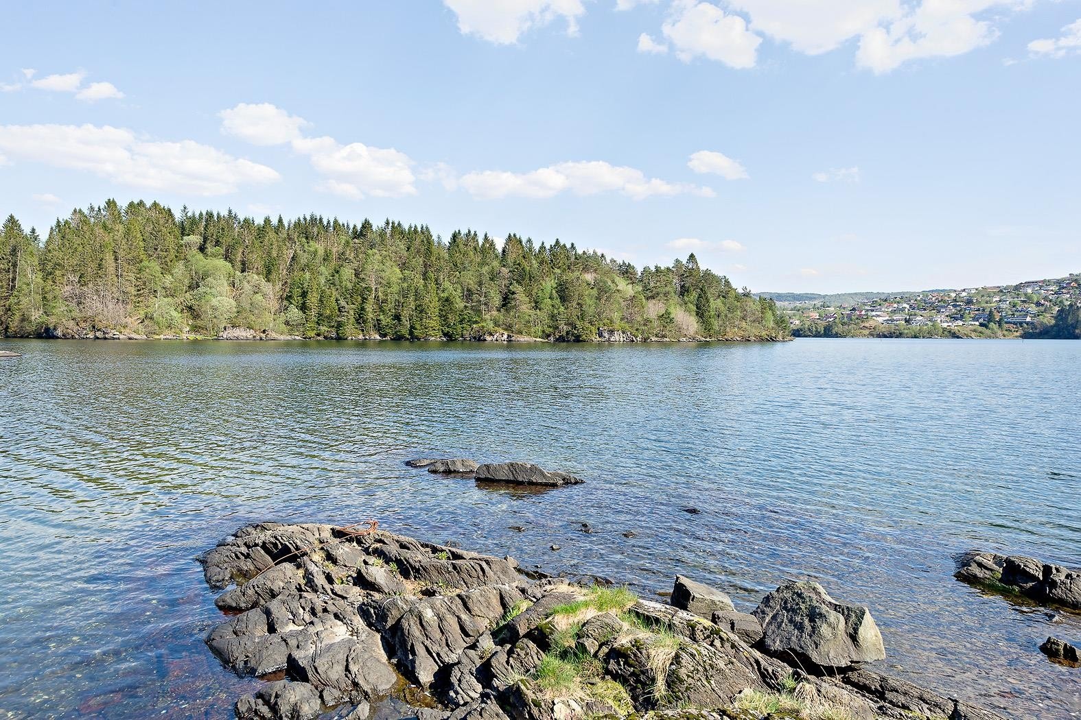 Om sommeren er det et yrende båtliv her i Nordåsvannet. Galleribilde