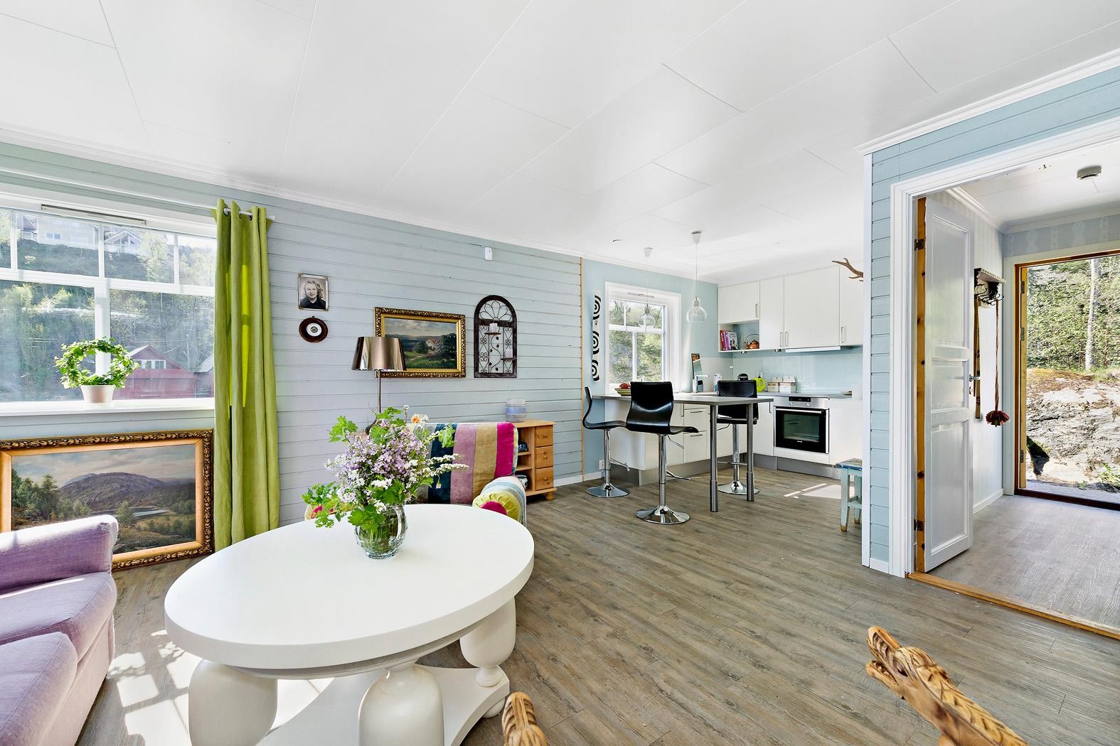 Åpen løsning mot kjøkkenet gir en optimal plassutnyttelse. Galleribilde