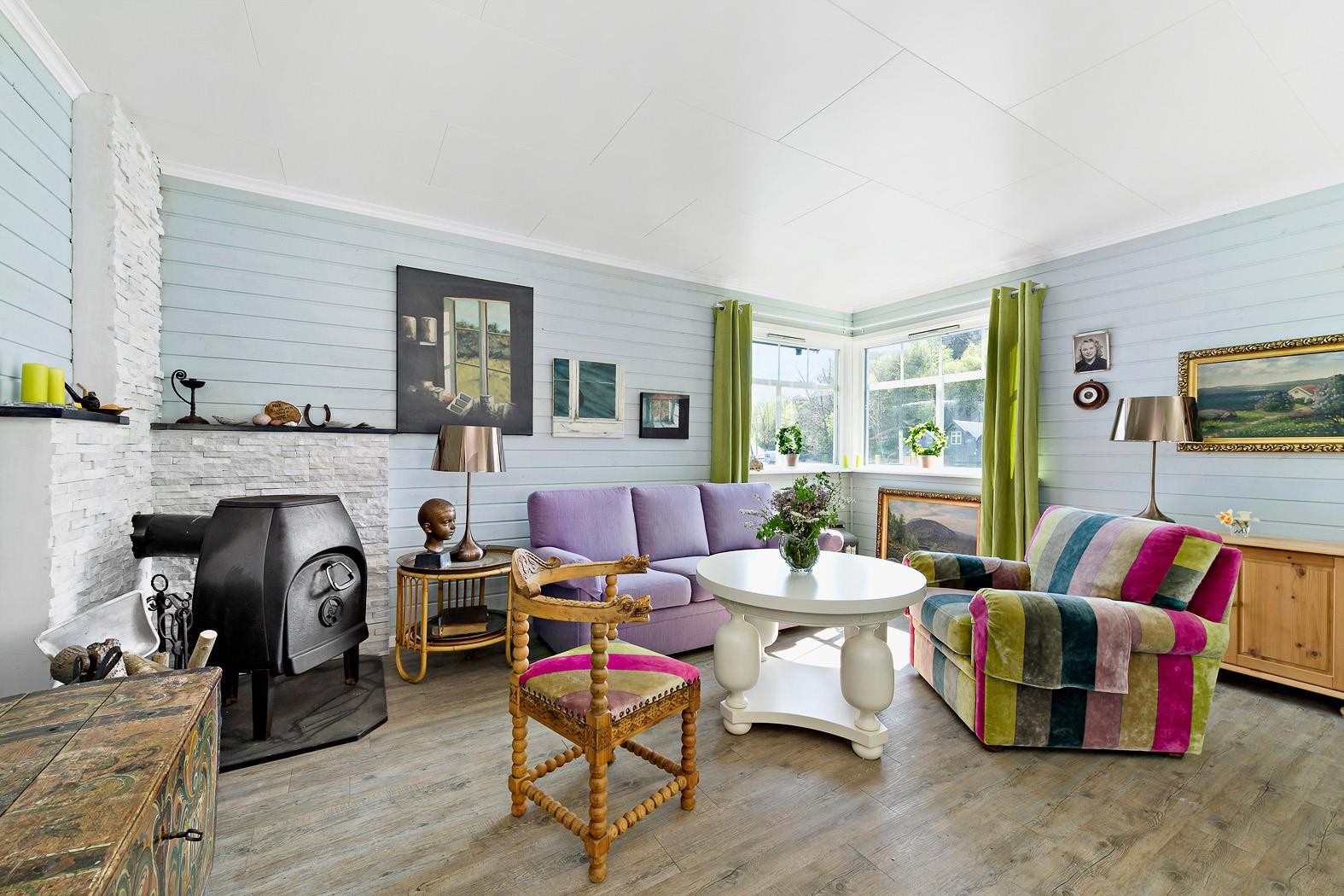 Fra stuevinduet har du utsikt rett i sjøkanten. Galleribilde