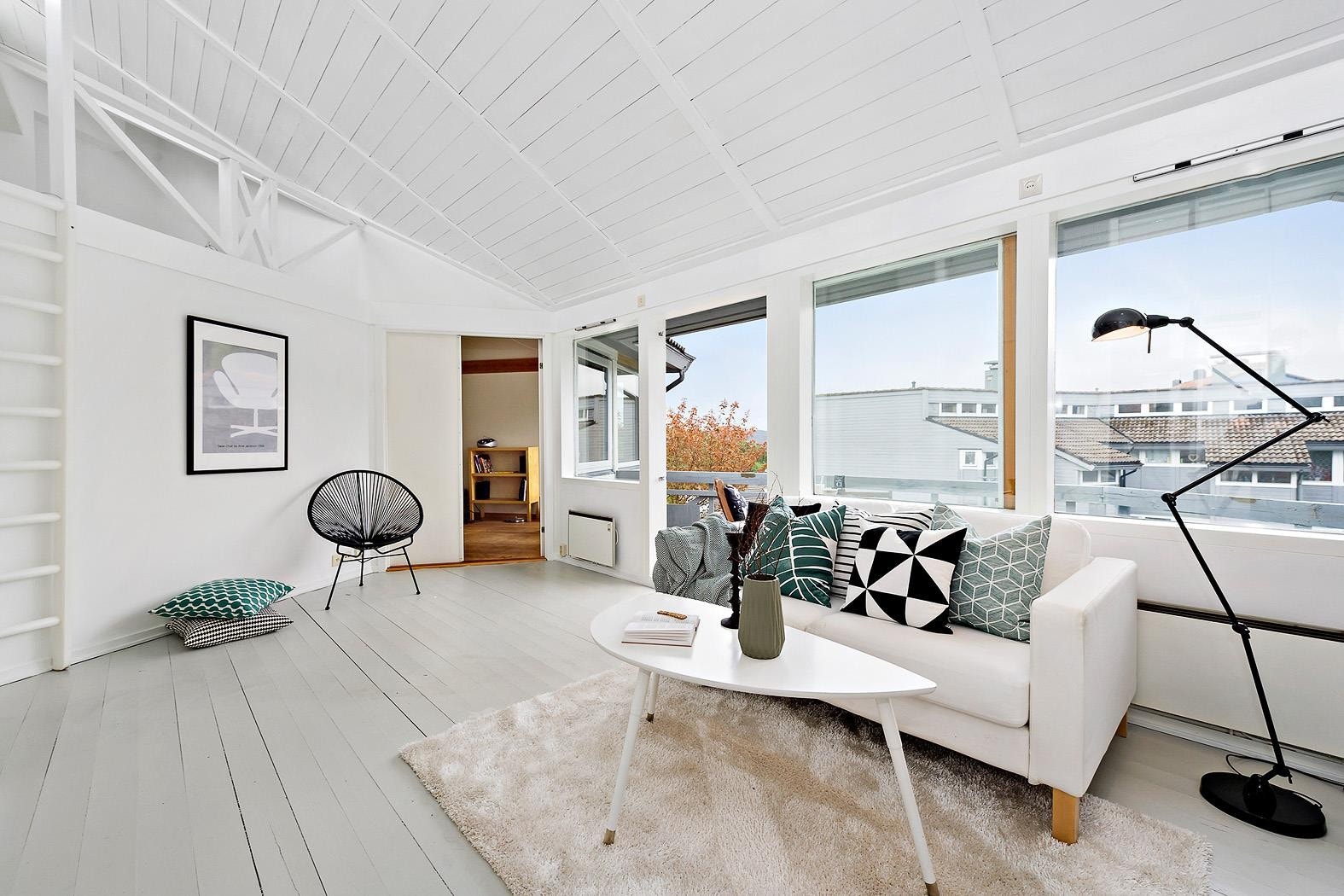 Både gulv, vegger, tak, vinduskarmen og lister er nylig malt Galleribilde