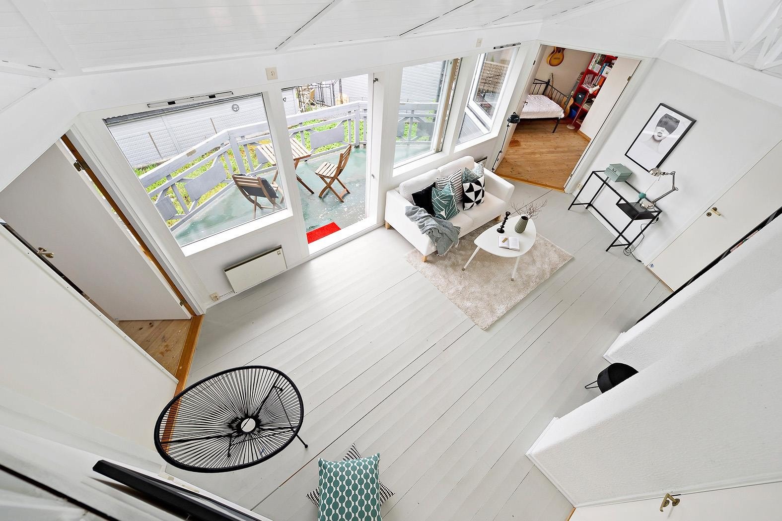 Den gode takhøyden bidrar til at stuen også har to hemser Galleribilde