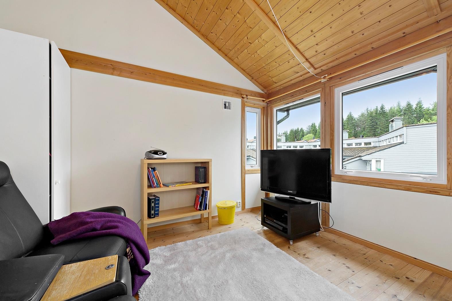 Hovedsoverommet er av en god størrelse med plass til en standard soveromsinnredning. God takhøyde også her. Galleribilde