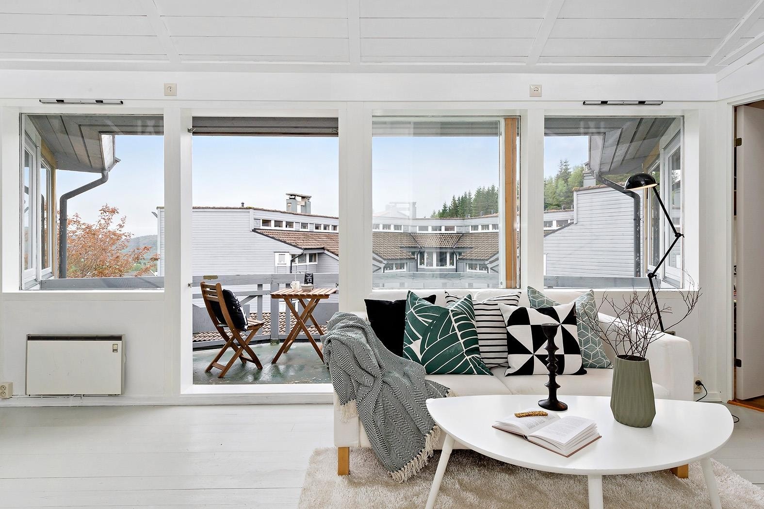 Leilighetens stue er romslig og lys med nymalte overflater Galleribilde