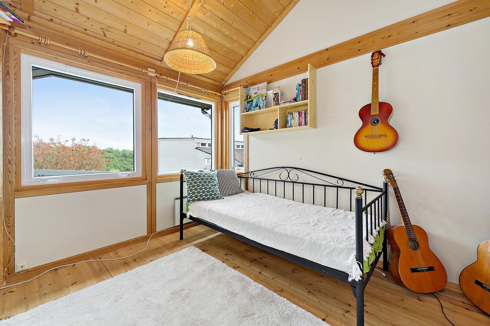 Nyere vinduer er satt inn på begge soverommene. Galleribilde