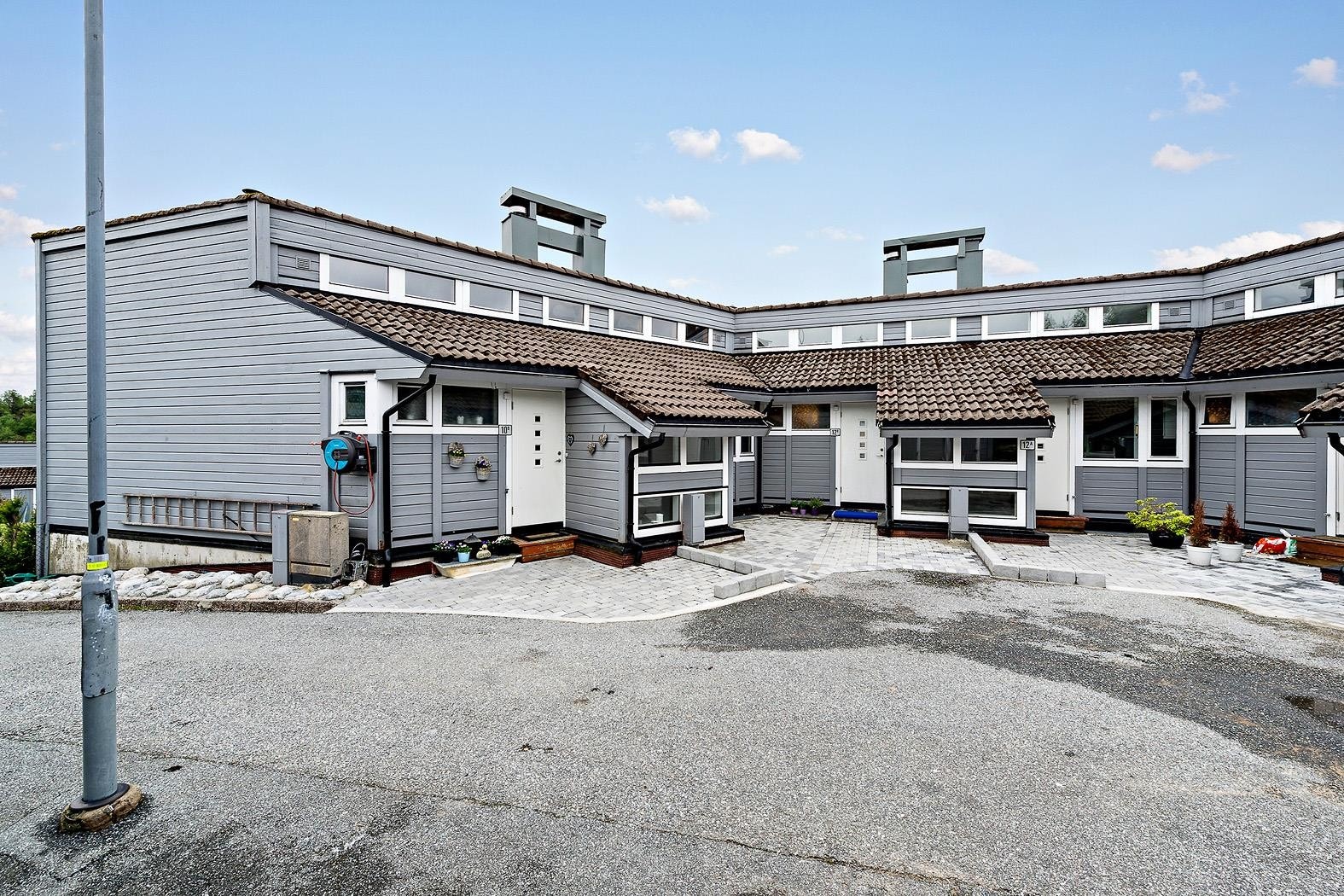 Leiligheten har en fin beliggenhet i øvre del av Flaktveit i et meget barnevennlig og attraktivt boligområde. Skjermet boligtun uten gjennomgangstrafikk. Bussholdeplass med hyppige avganger i kort gange fra leiligheten. Galleribilde