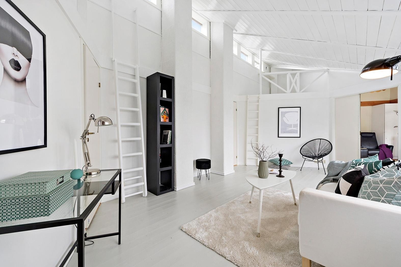 De store vindusflaten sammen med den gode takhøyden i rommet bidrar til en luftig og trivelig atmosfære i rommet. Galleribilde