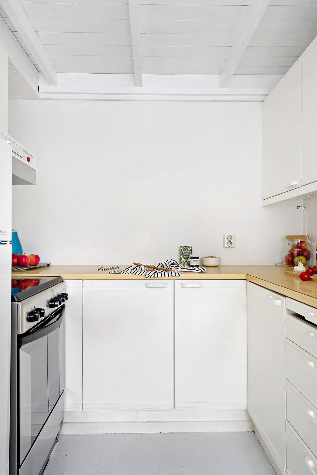 God skap- og skuffeplass, samt godt med benkeplass til matlaging og oppbevaring av kjøkkenutstyr. Røropplegg for oppvaskmaskin. Galleribilde