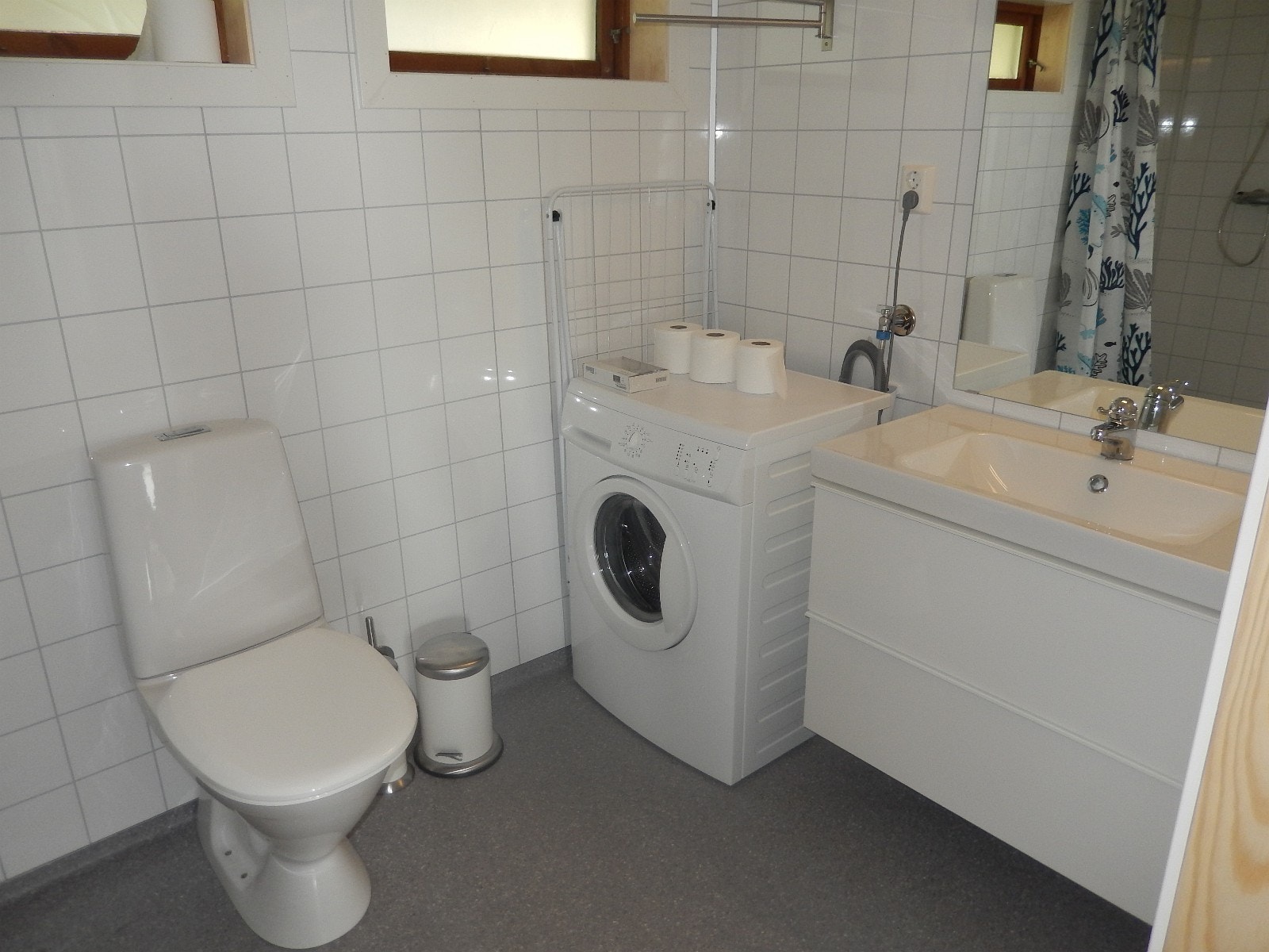 Bad med vaskemaskin og dusj Galleribilde