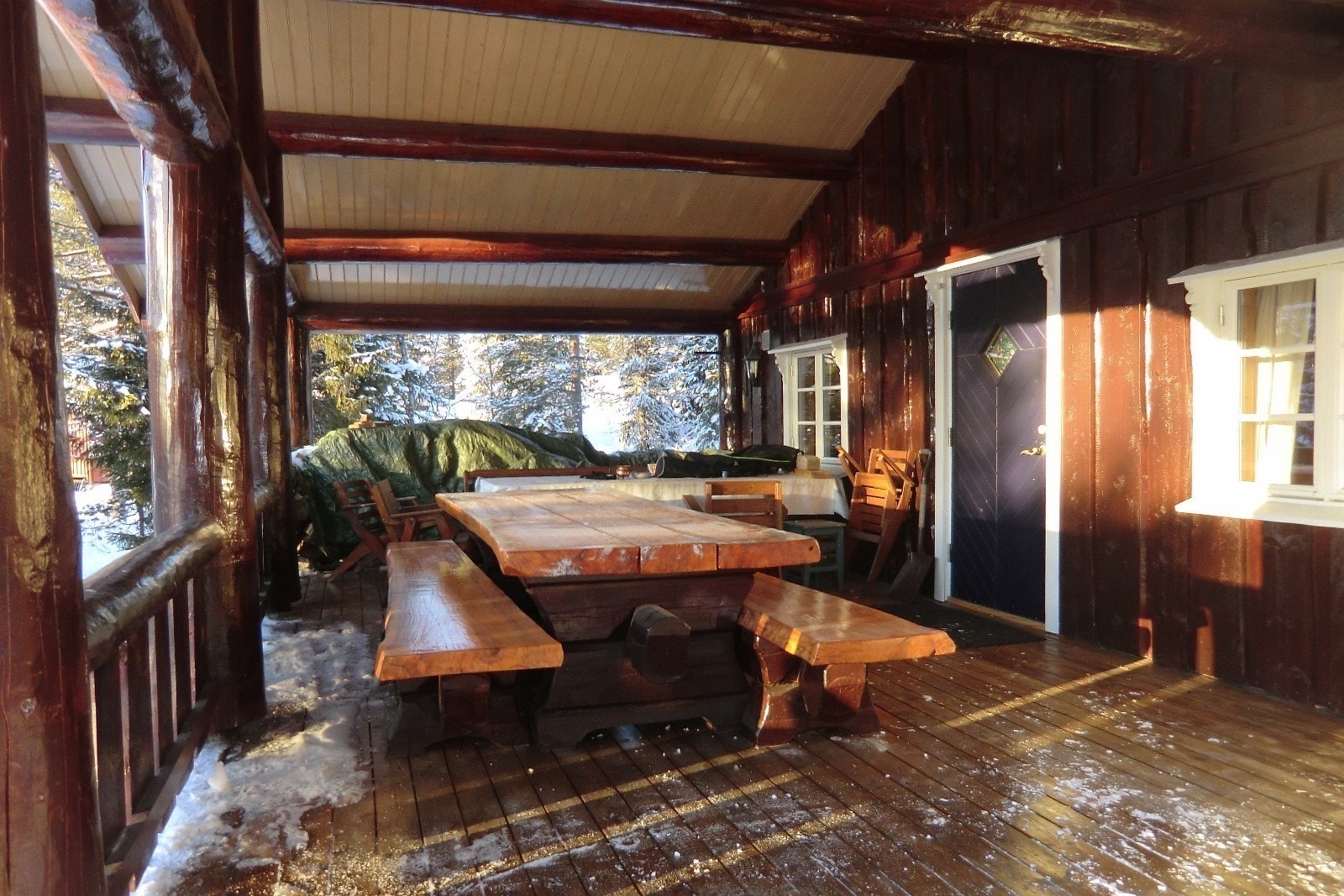 Langbord ute på verandaen. Galleribilde