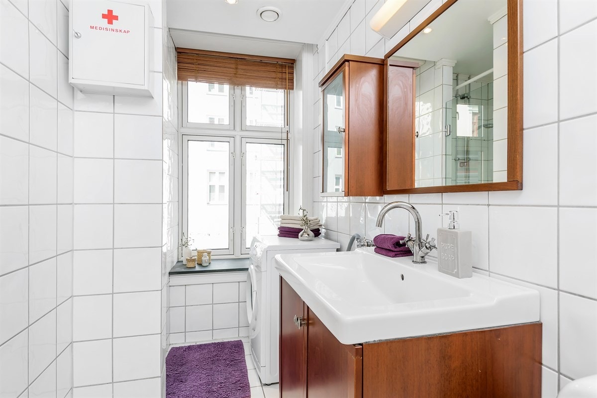 Innbydende bad med dusj Galleribilde