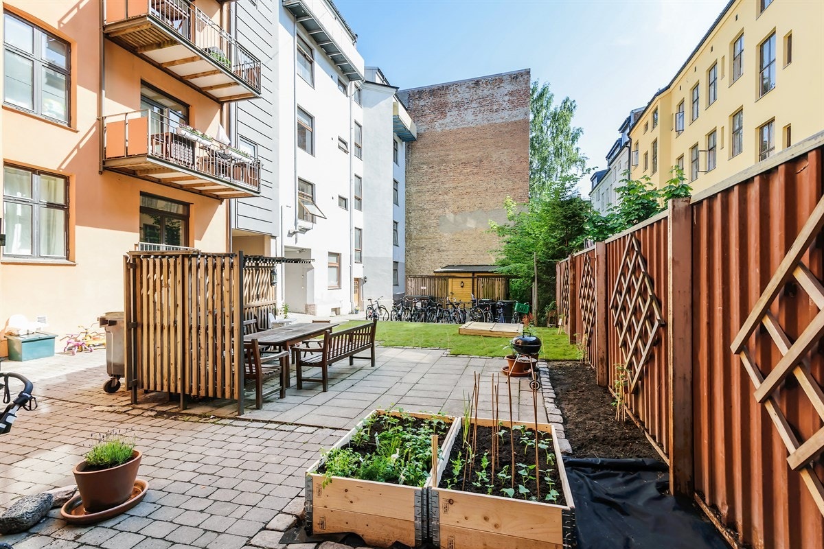 Bakgården er et hyggelig sted å sitte Galleribilde