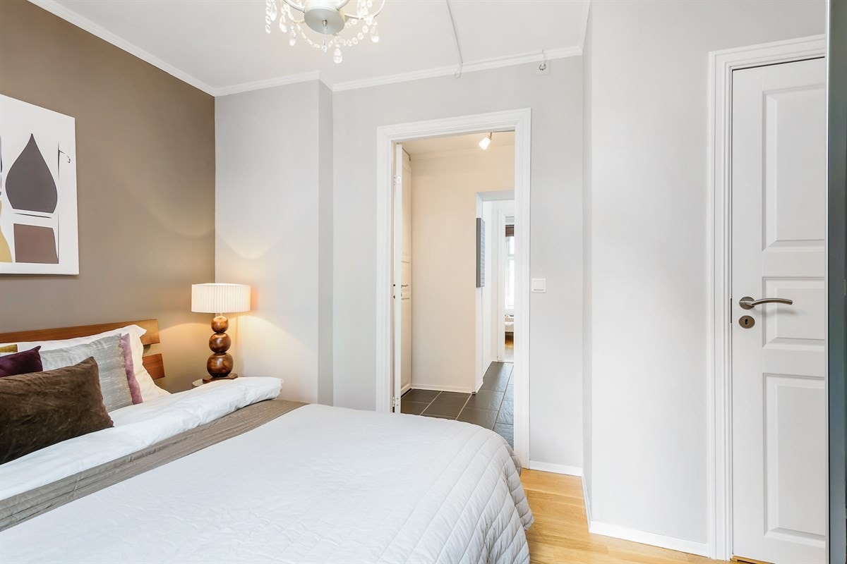 Hovedsoverom med inngang til bad. Galleribilde