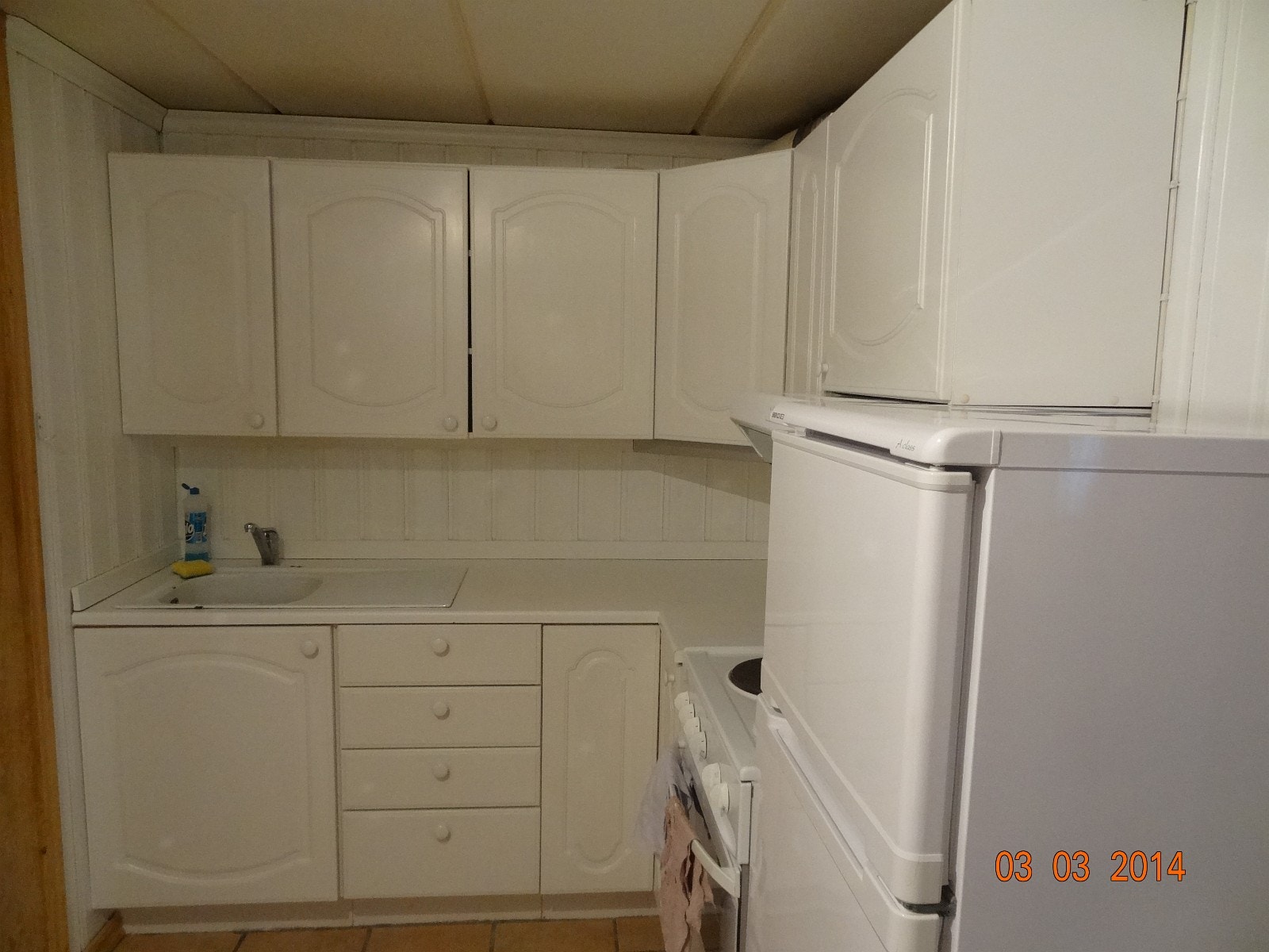 Kjøkken med alle hvitevarer Galleribilde