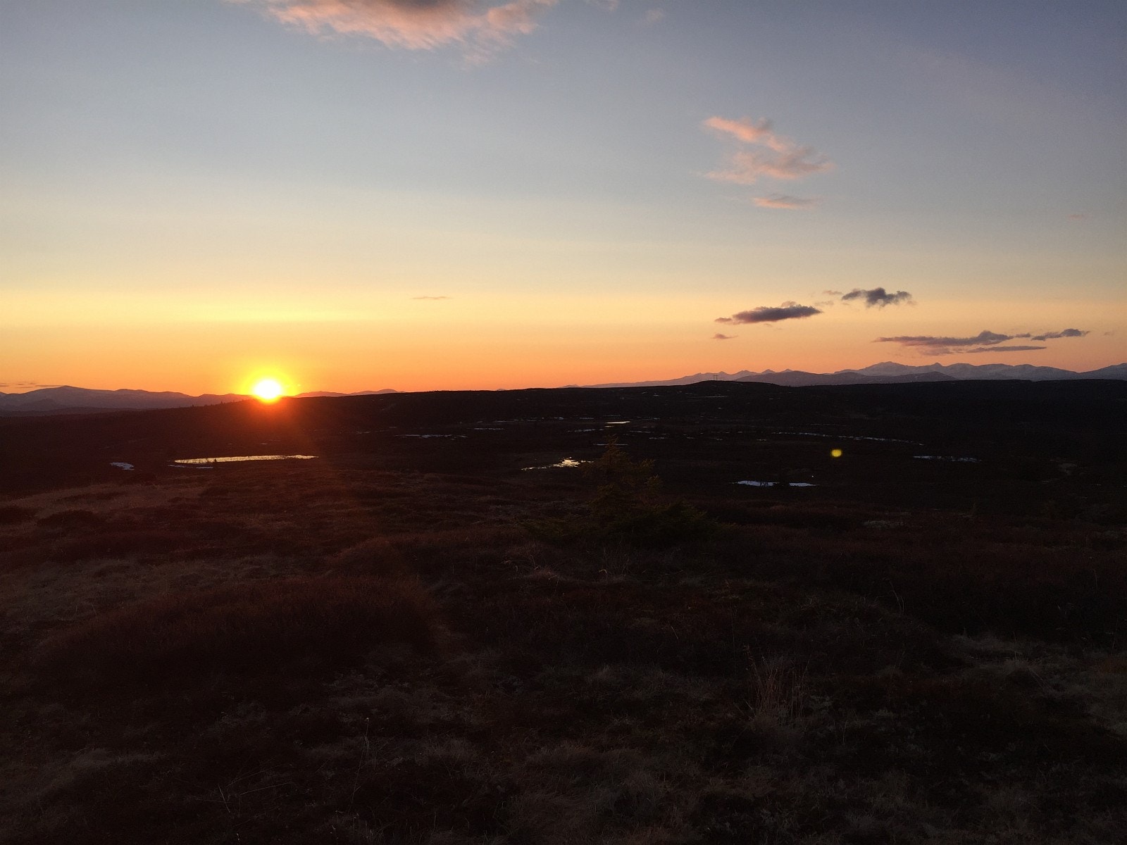 Solnedgang fra Payvarden - bak hyttefeltet. Utsikt mot Rondane og Jotunheimen. Galleribilde